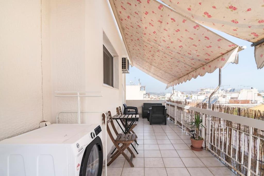 Top Floor Apartment At Petrolona With Big Balcony Atenas Exterior foto